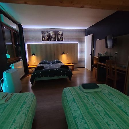 Logis Auberge De La Poirie Tendon Екстериор снимка