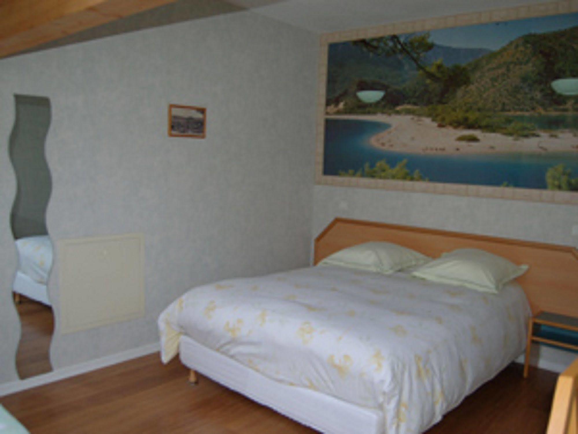 Logis Auberge De La Poirie Tendon Екстериор снимка