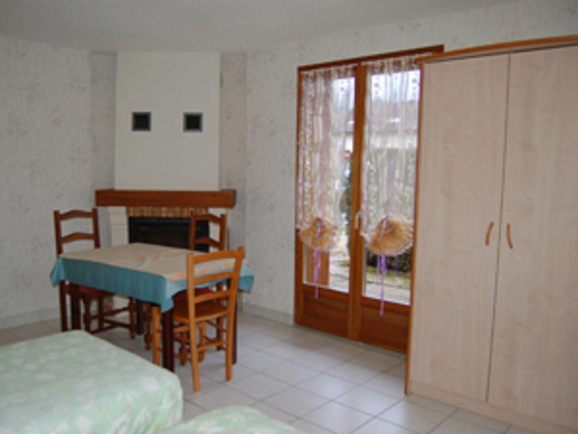 Logis Auberge De La Poirie Tendon Екстериор снимка